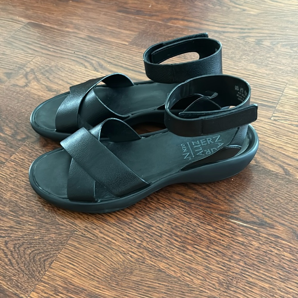 Naturalizer sandals, black, size 8.